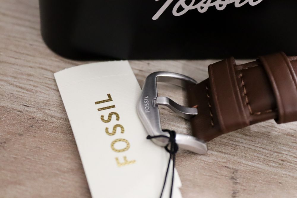 Ceas fossil elegant și modern