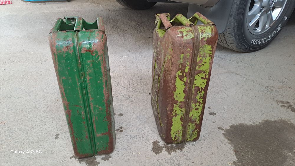 Продаётся две 20 литровые канистры б.у цена 100.000сум за 2 шт.
