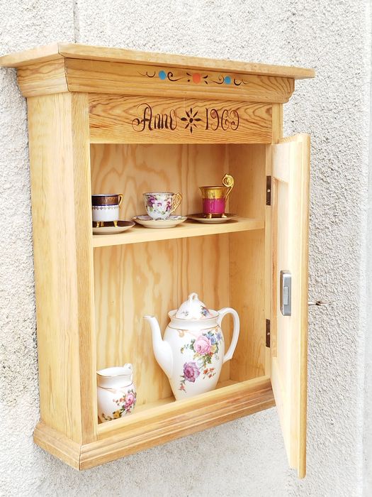 Винтидж ръчно рисувано шкафче / масив