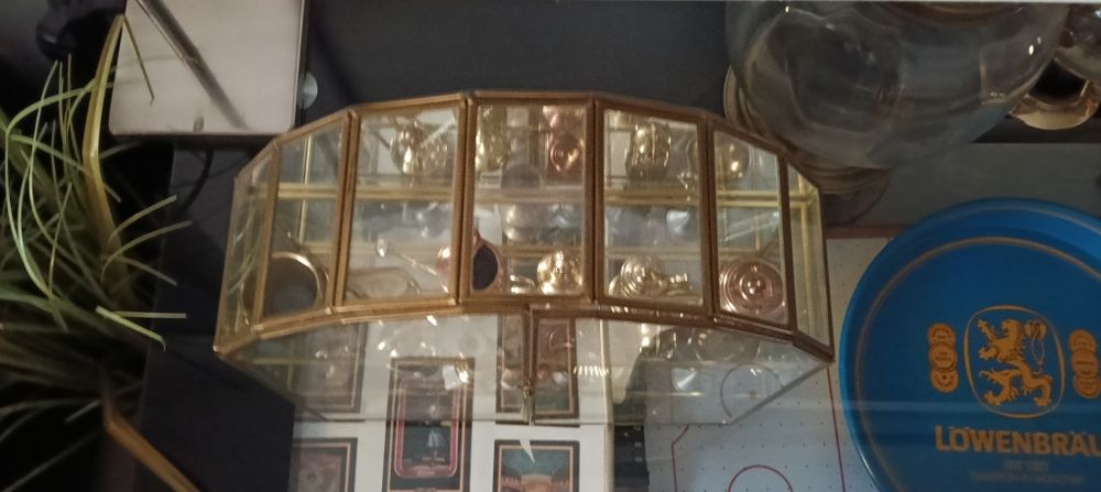 Vitrina cu miniaturi metalice minunata