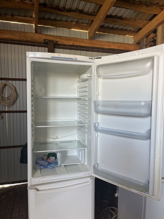 Продаю холодильник Indesit