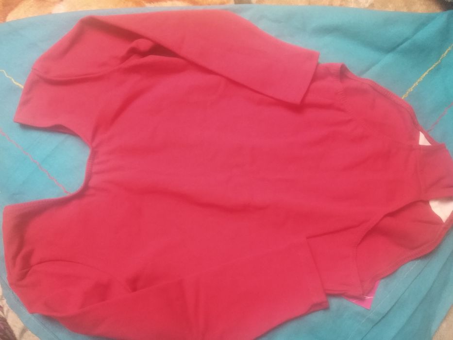 Костюм новый для хореографии, красный, размер L, лет на 4-7. Россия.