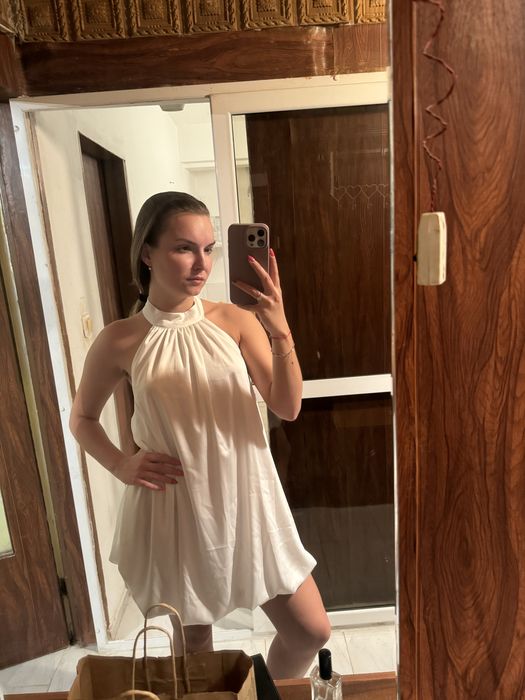 Бяла сатенена рокля