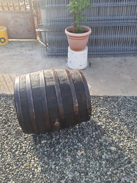 Butoi de stejar de 150 litri și unul de 100 litri in stare bună  .