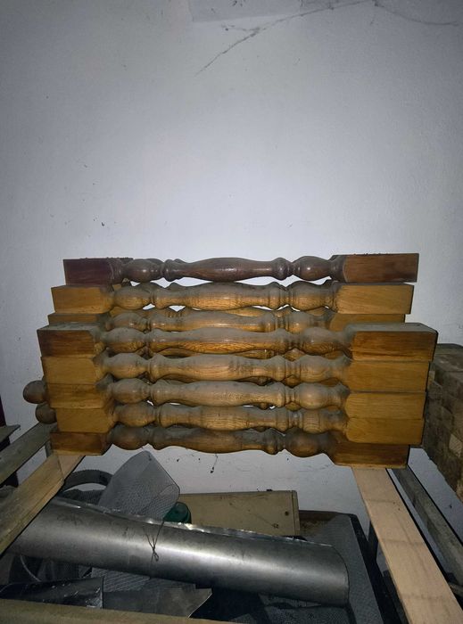 Stâlp pentru balustradă și o masă de toaletă.