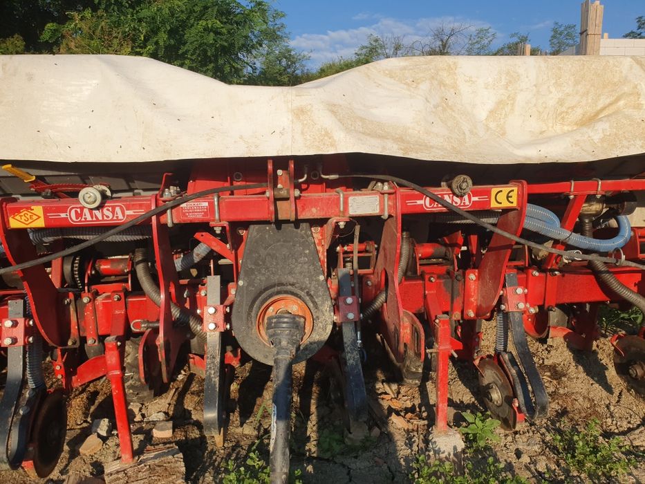 Vând semănătoare de porumb și floarea soarelui