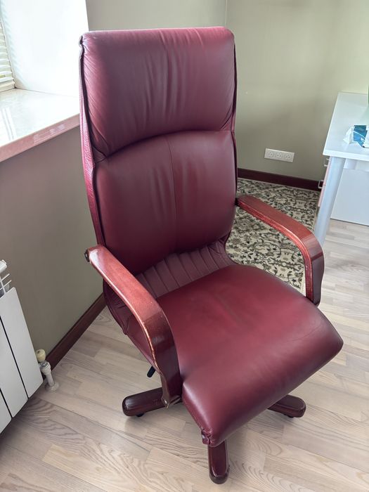 Кресло кожаное, цвет бургунди