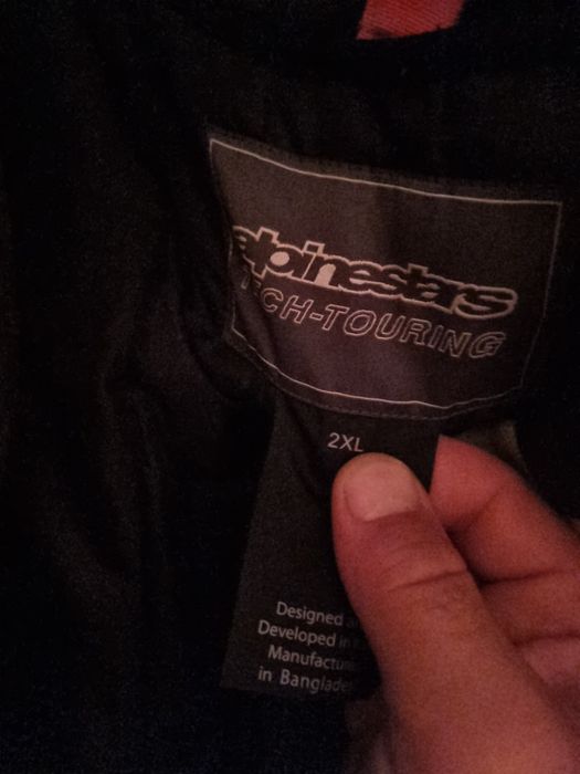 Мото яке, дънки и каска