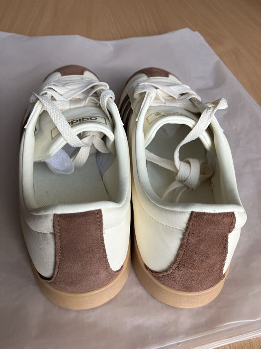 Продавам дамски обувки Adidas VL Court 2.0 беж