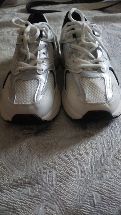 Кроссовки новые белые