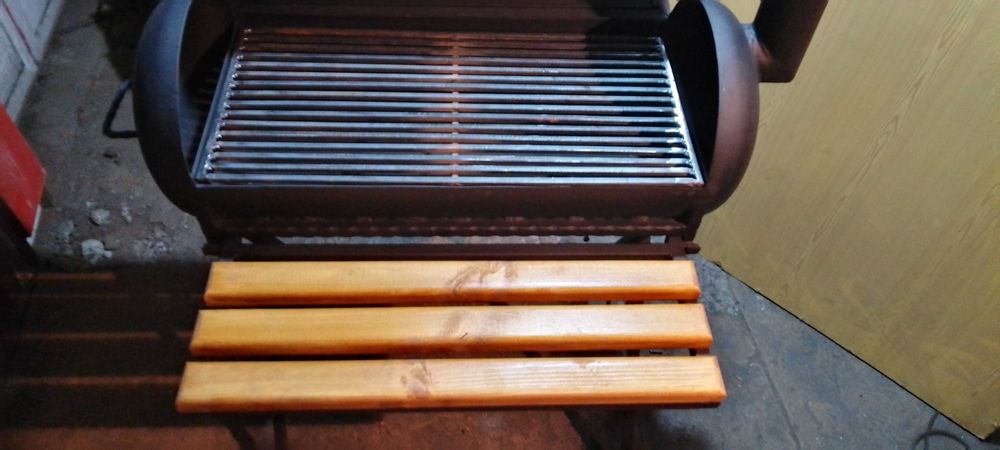 Барбекю на дърва и дървени въглища:BBQ с крака от шевна машина Сингер.