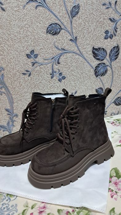 Продам ботинки новые,замша.