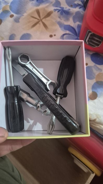 Детско камионче разглобяемо с инструменти , батерй  и звуци