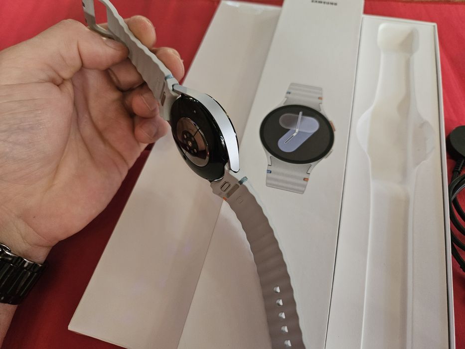 -Samsung Galaxy Watch 7 ca Nou 44MM 128Gb 8Ram Grey Bat: 100%: 59 cicluri incarcare cutie completa cablu date original poze reale nici o restrictie