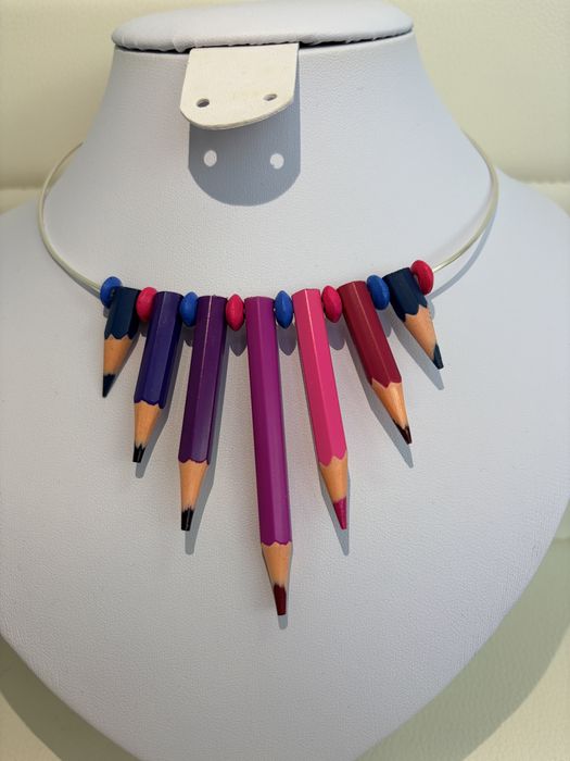 Colier handmade din creioane colorate