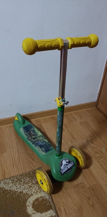 Vând trotinetă Jurassic World Noriel
