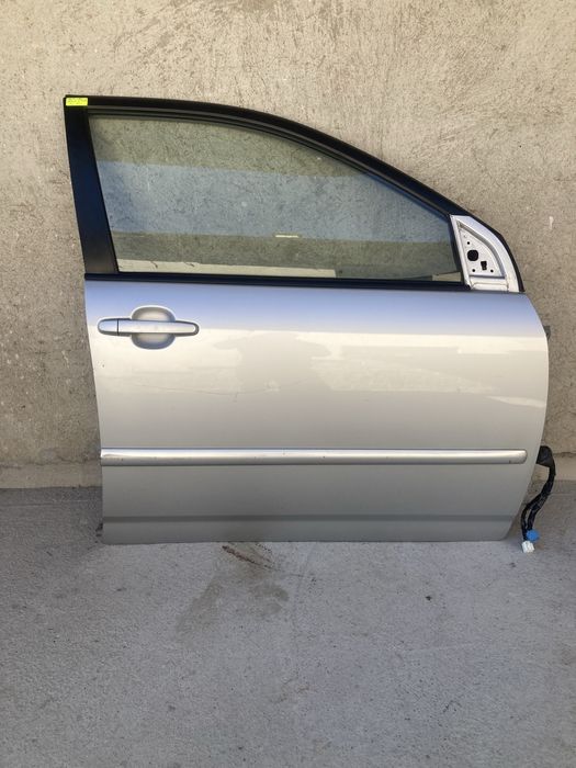 Предна дясна врата за тойота корола хечбек/toyota corolla 02-05г