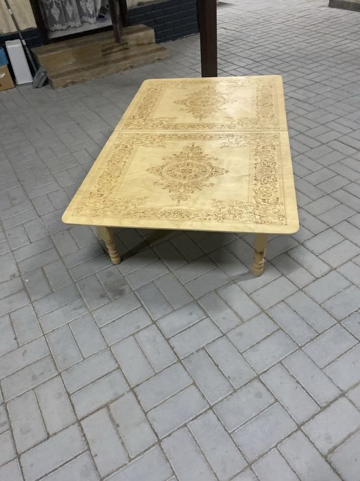Деревяный стол для гостеи и природы
