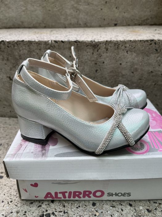 Официални детски обувки на ток