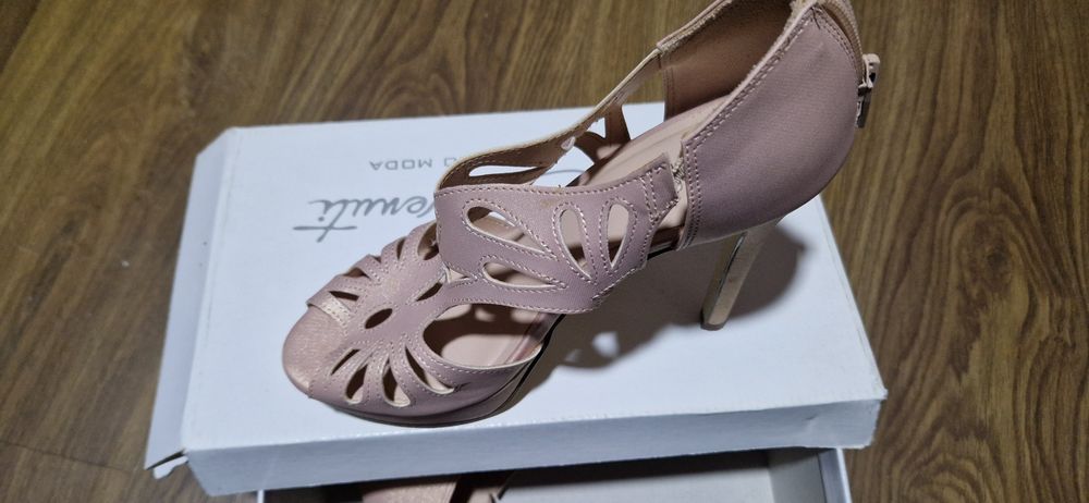 Sandale marimea 36