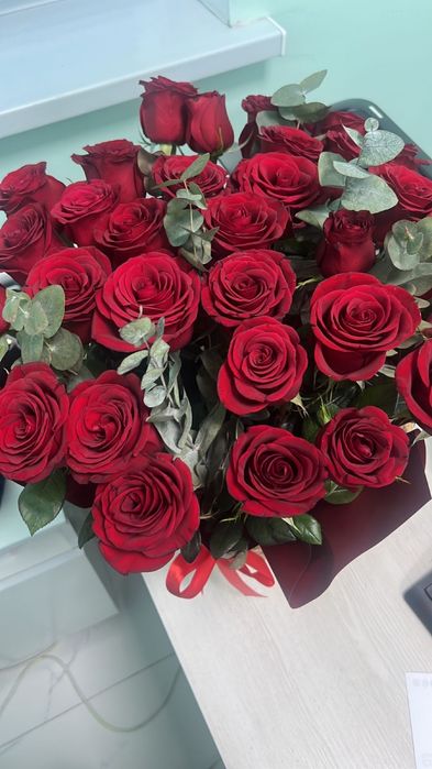 34 штук роз в корзине