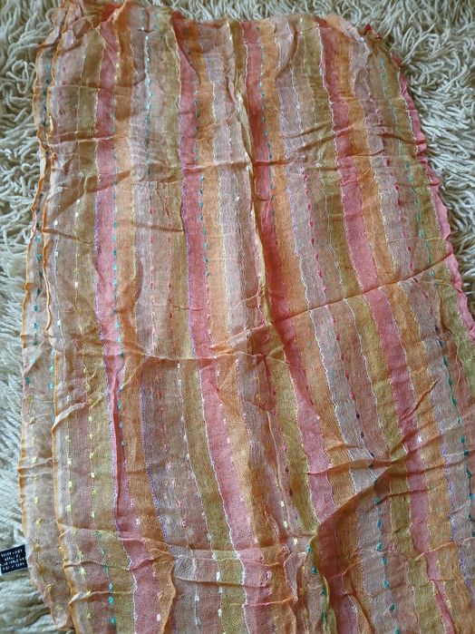 Цветни дамски шалове