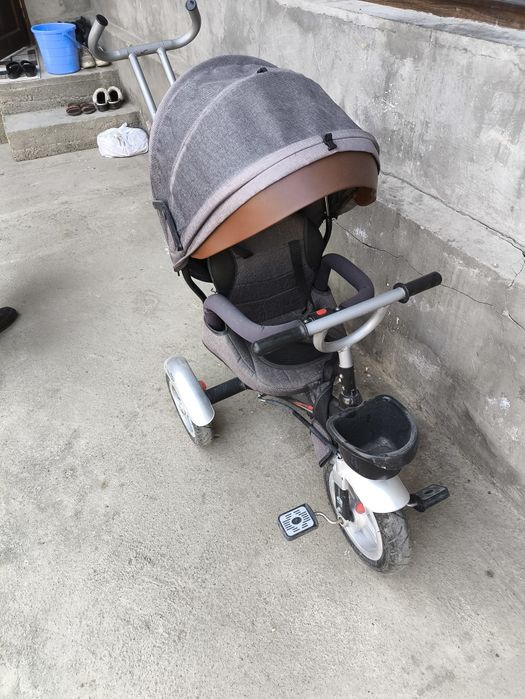 Детская коляска трёхколёсный