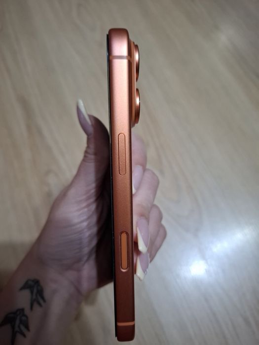 Продавам Айфон 17 про 256GB в отлично състояние и много видове калъфи към него с две години гаранция от Технополис