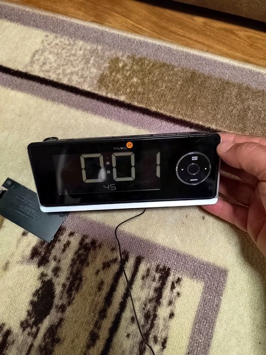 Радиочасовник с проектор