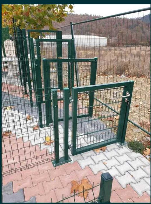 Метални оградни пана и колове. Мрежа с декорация. Ограда. Врати. Пана.