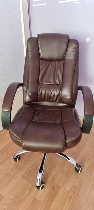 Кожен  офис стол