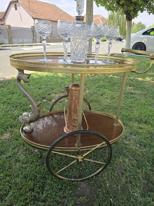 Gheridon din lemn cu ornamente din alama decorat cu un peste.