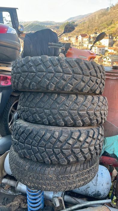 Продавам три броя гуми кобра