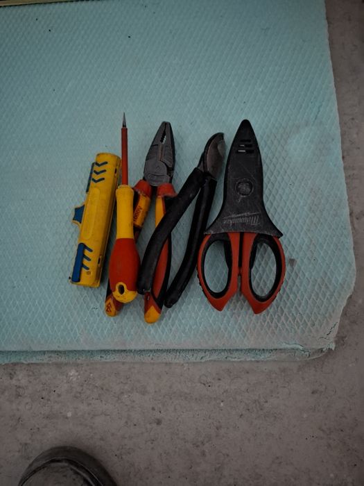 Electrician execut instalatii electrice