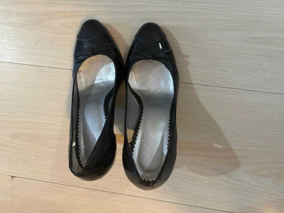 Vand pantofi cu toc, purtati de maxim 4 ori, marimea 34, toc 7 cm
