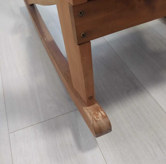 Продавам люлеещ се стол от акация - марка VonHaus