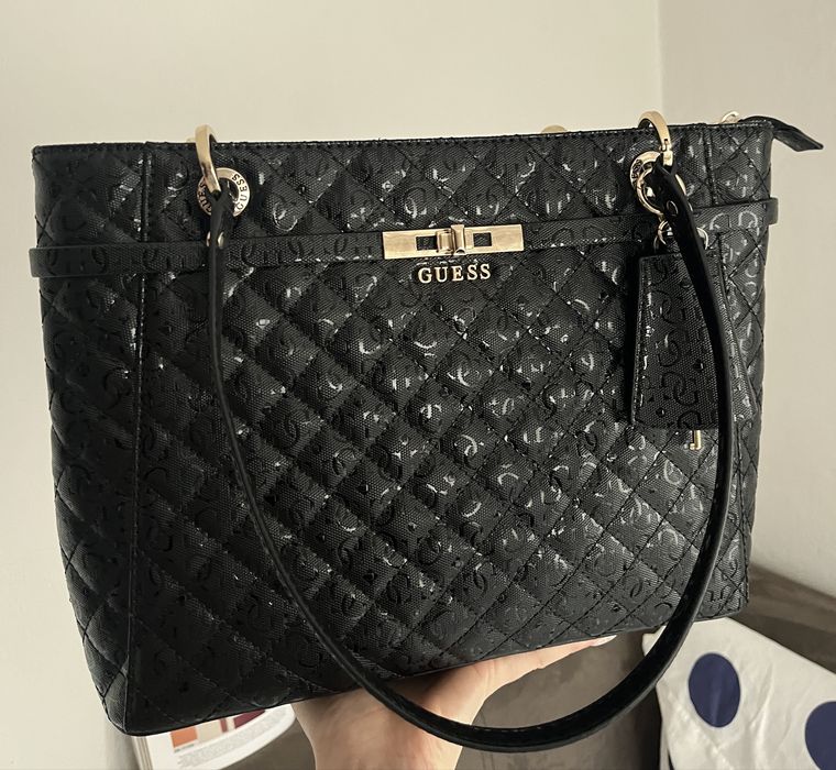 Чанта на Guess, без никакви забележки