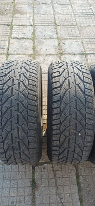 ЗИМНИ  гуми 17цола 225/50 .САМО ЛИЧНО ПРЕДАВАНЕ