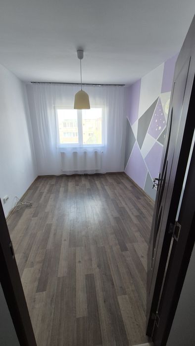 Apartament 4 camere de închiriat