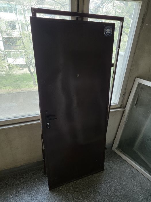 Метална врата с каса