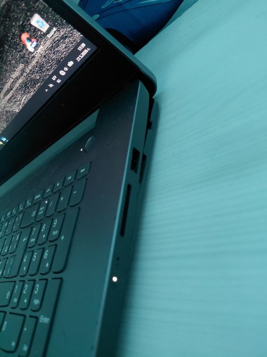 Лаптоп с лека забележка По корпуса lenovo ideapat
