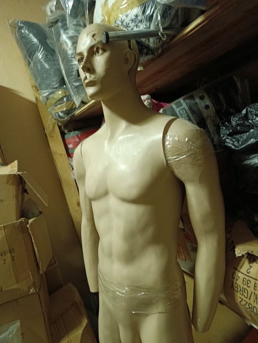 Много запазен един манекен женски.Другият се вижда.