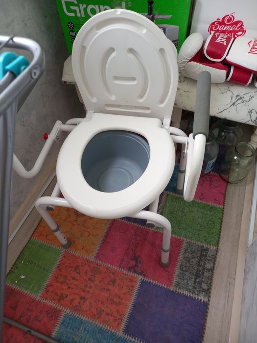 Отдам даром(самовывоз) туалетный столик,судно