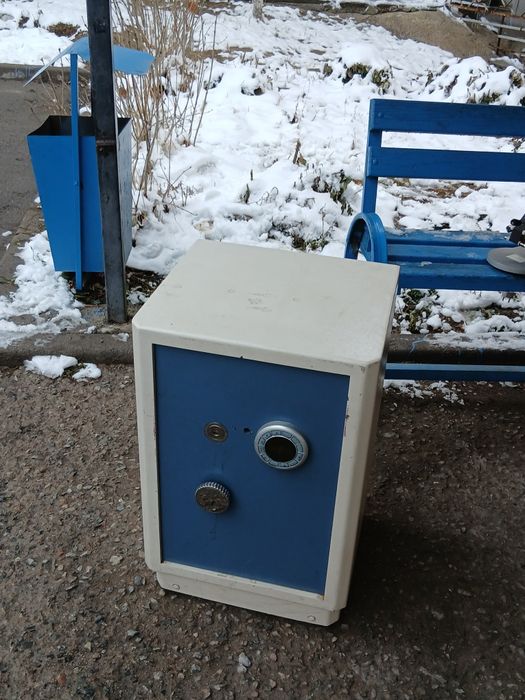 Продам металический сейф