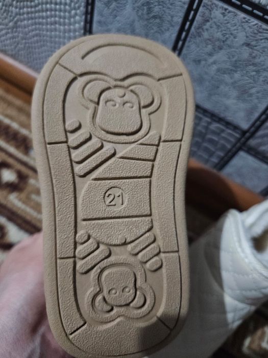 Продам детские ботинки