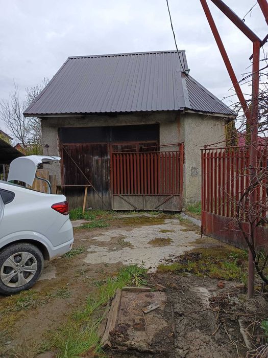 Se vinde casă, situată într-o zonă liniștită, ideală pentru locuit și relaxare.