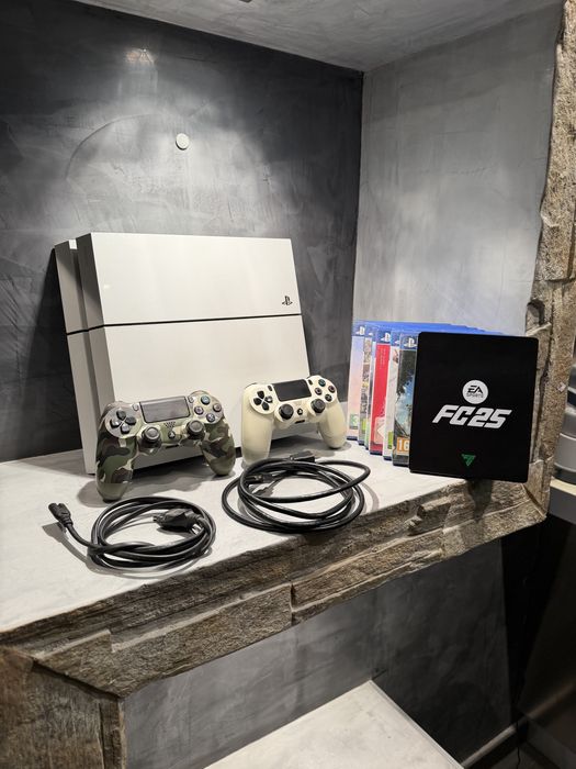 КАТО ЧИСТО НОВ Ps4 + 2 джойстика + 11 игри