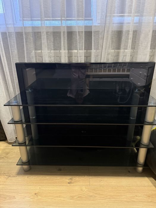 Телевизор и стеклянная тумбочка