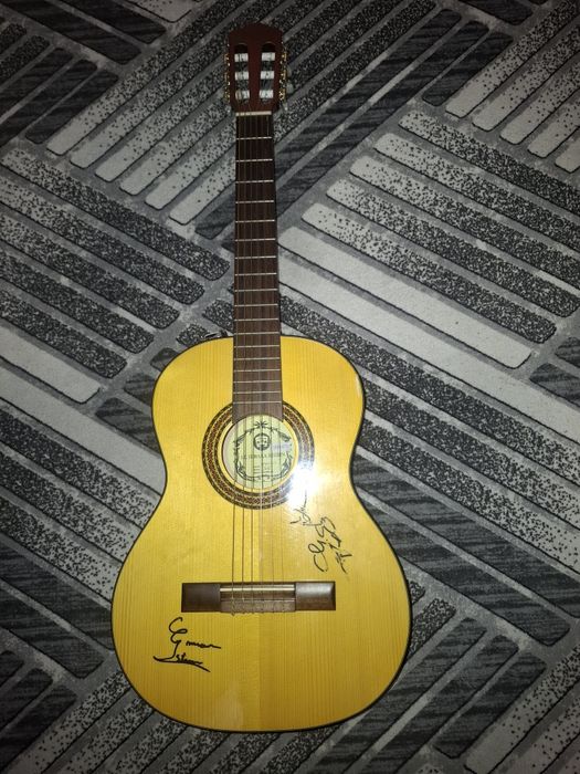 Chitara impecabila foarte puțin folosită