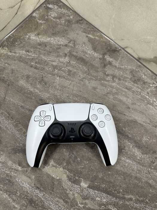 PlayStation 5 с два джойстика